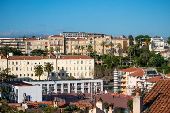 Façades d’immeubles en bord de mer à Cannes.