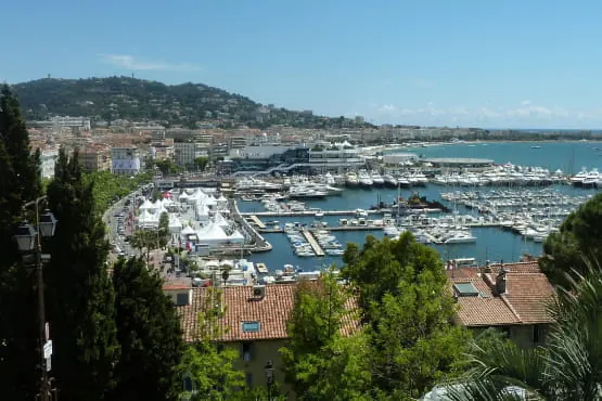 Vue d’un port de plaisance entouré de collines.